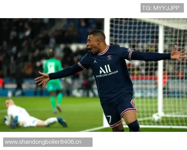 姆巴佩争抢中意外倒地主动示意换人球迷心忧望无大碍